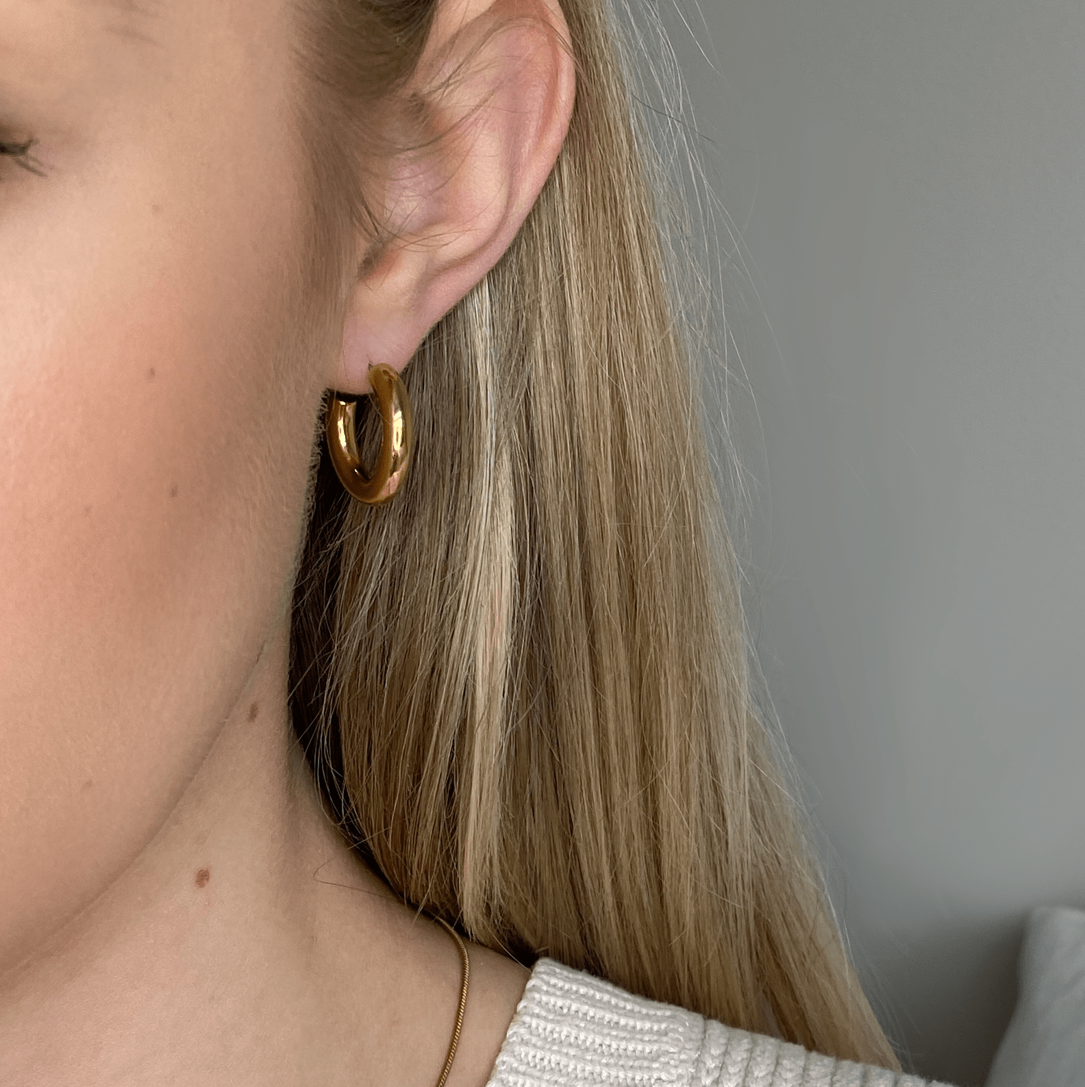 ELLE Small Hoops (20mm) - Charcol Accessories