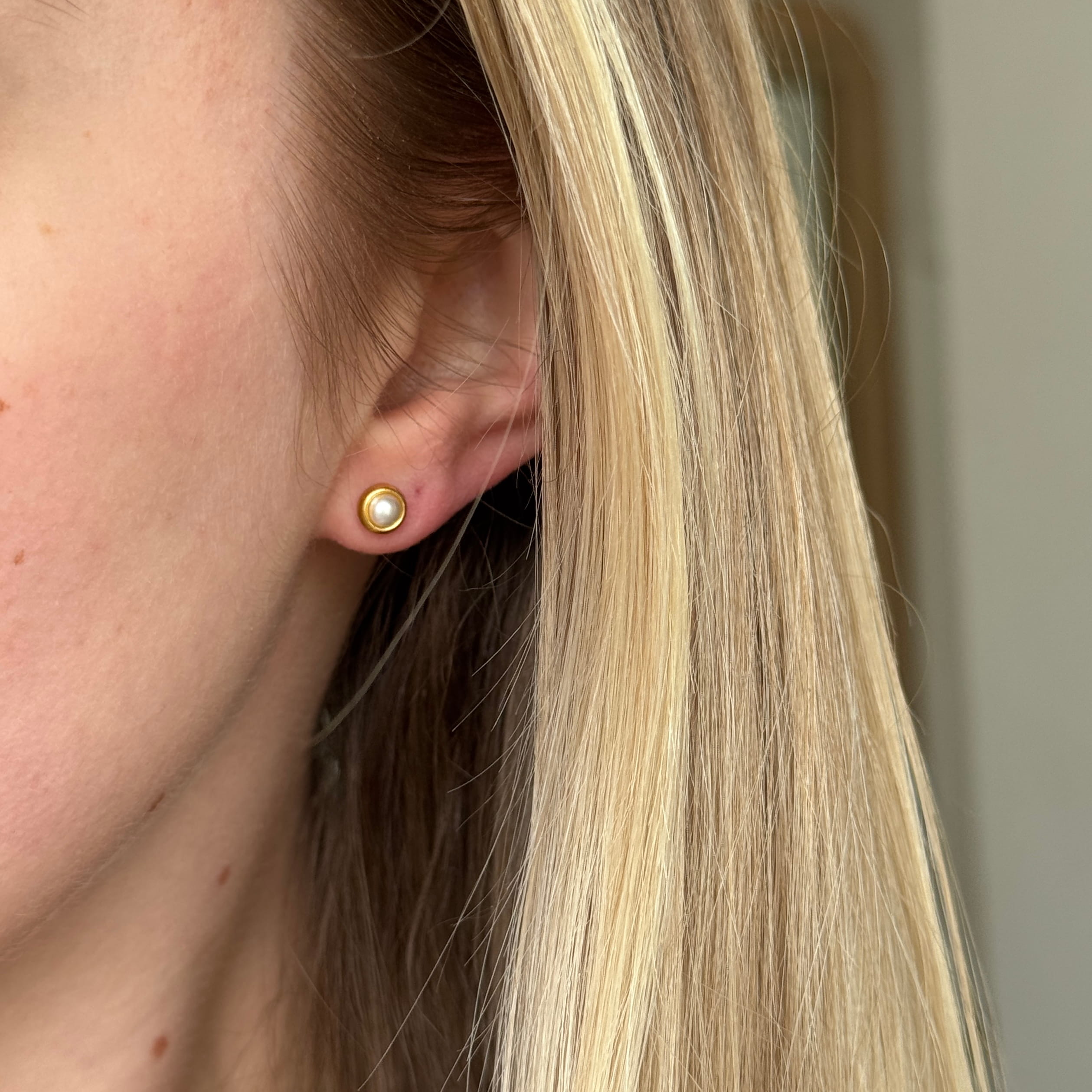 ISLA Pearl Stud Earrings