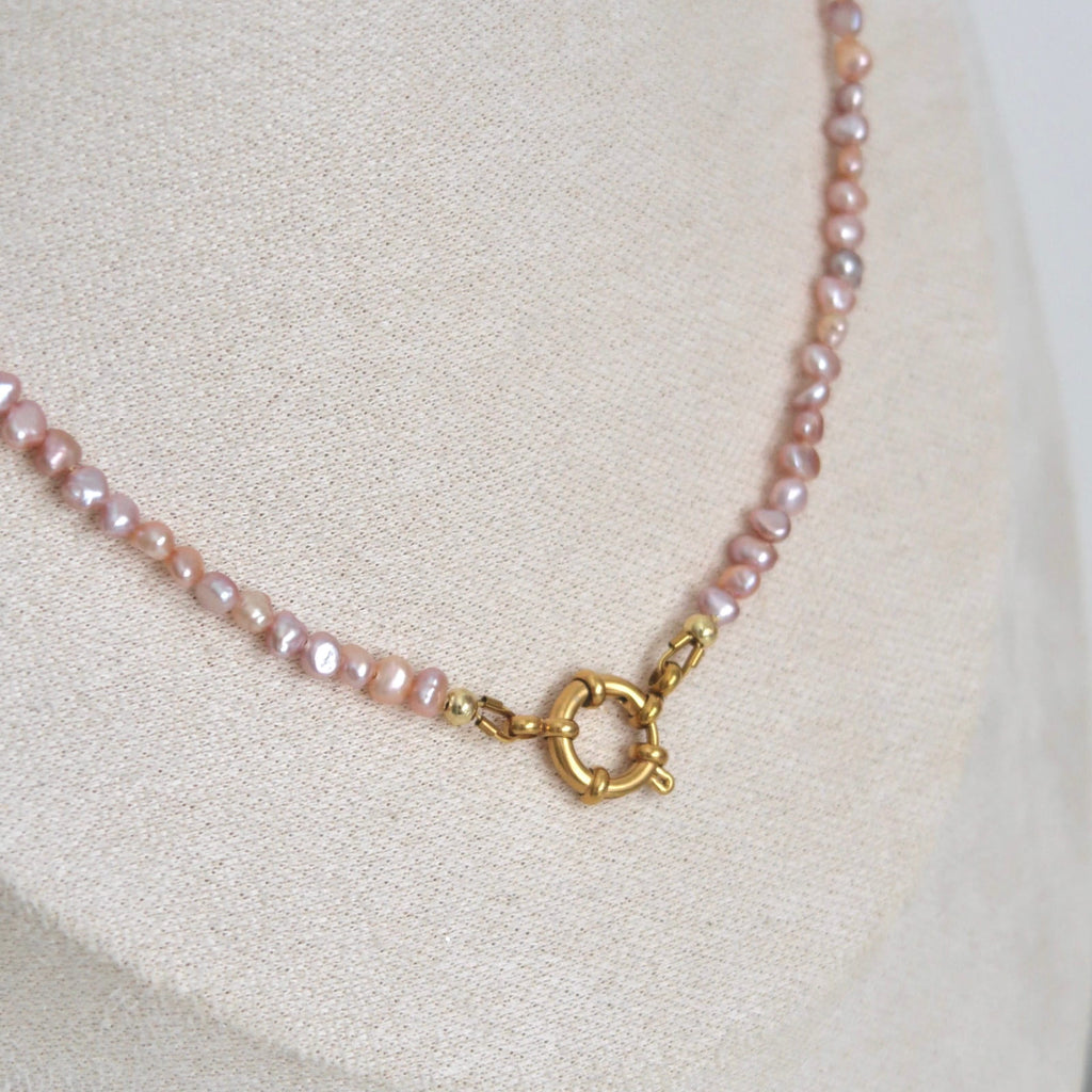 Pearl necklace with a gold clasp 